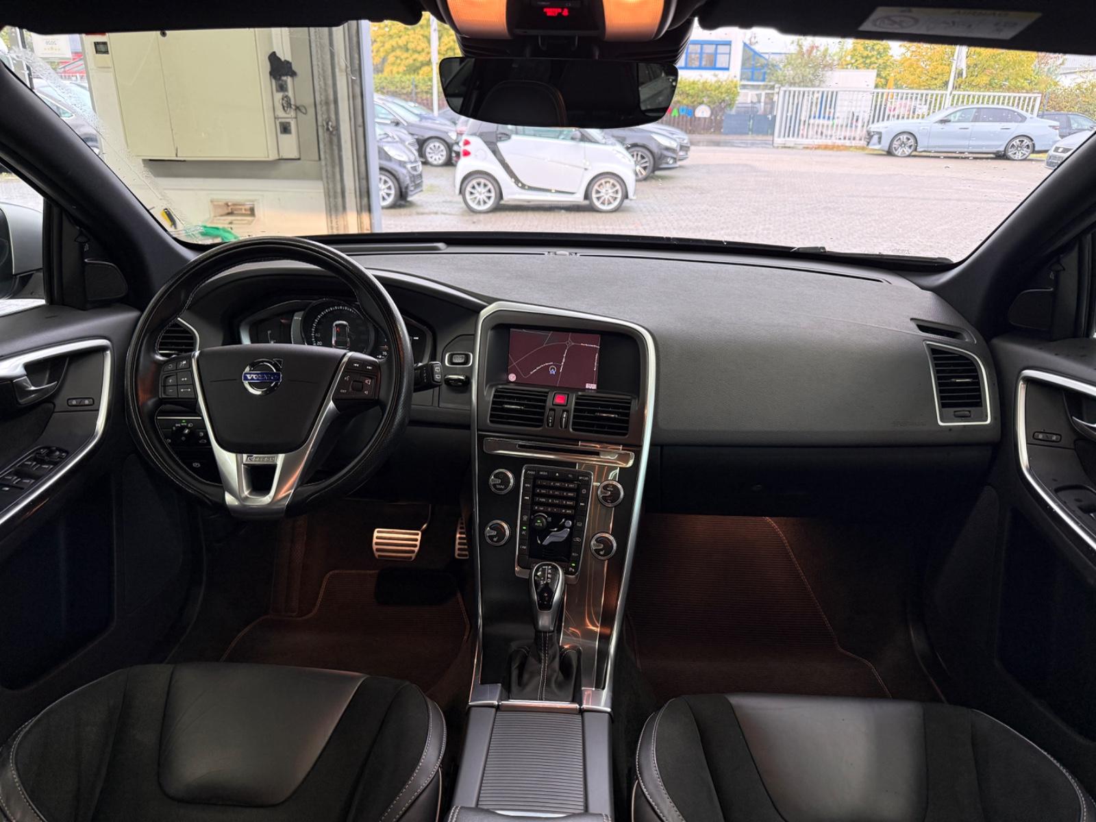 Volvo XC60 2.0 D4*MOMN*R-DSGN*2WD*ACC*PAN*CAM*BI-XN*AH