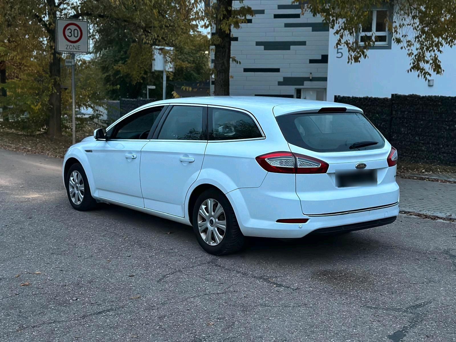 Ford Mondeo 2011 — rear view