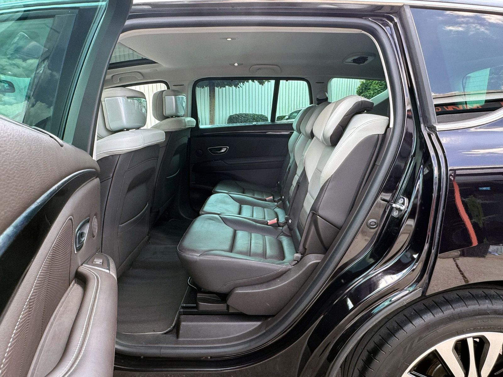 Fahrzeugabbildung Renault Espace V Initiale Paris 2.0 dCi LED ACC KAM AHK