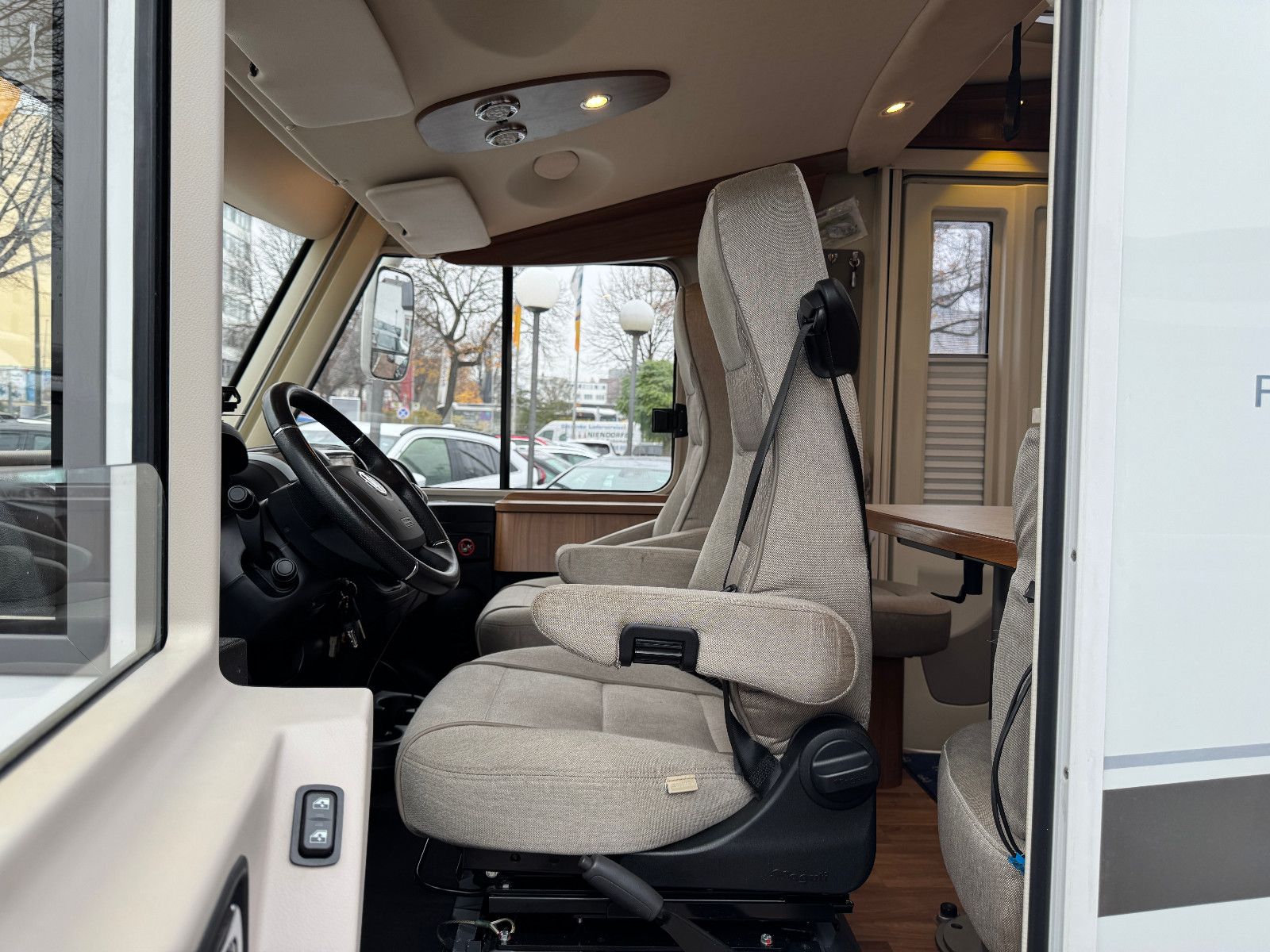 Fahrzeugabbildung HYMER / ERIBA / HYMERCAR B 678 PREMIUM LINE LITIHIUM 200 SOLAR SAT 1.HAND