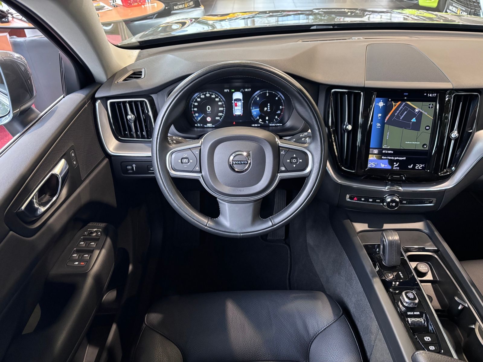 Fahrzeugabbildung Volvo XC60 Momentum Pro 2WD RFK LED LEDER