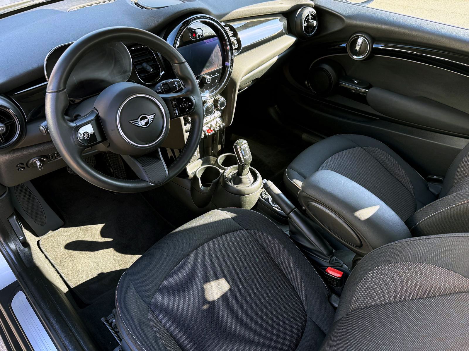 Fahrzeugabbildung MINI Cooper Aut. Essential-Trim LED KAM PDC SHZ AMBI