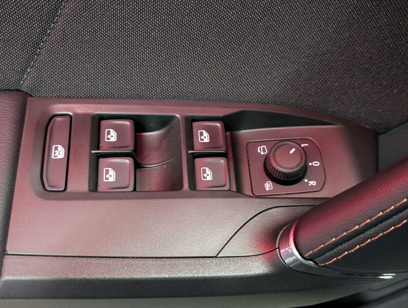 Fahrzeugabbildung CUPRA Leon 1.5 e-Hybrid PLUG-IN LED INTELIG-DRIVE EDGE