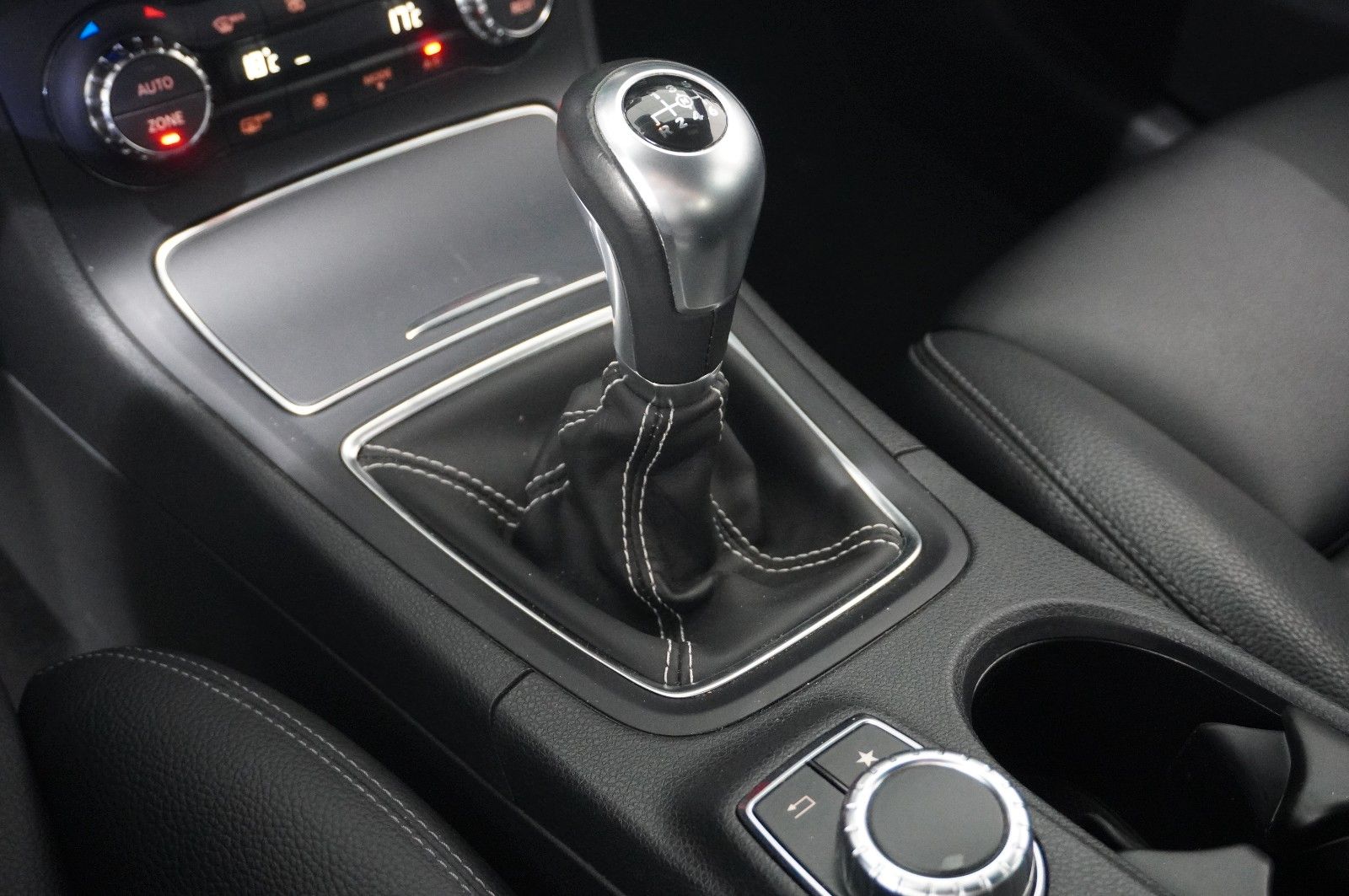 Fahrzeugabbildung Mercedes-Benz B 200 URBAN NAVI/LED/SHZ/PDC/TEMP./LEDER/KLIMA