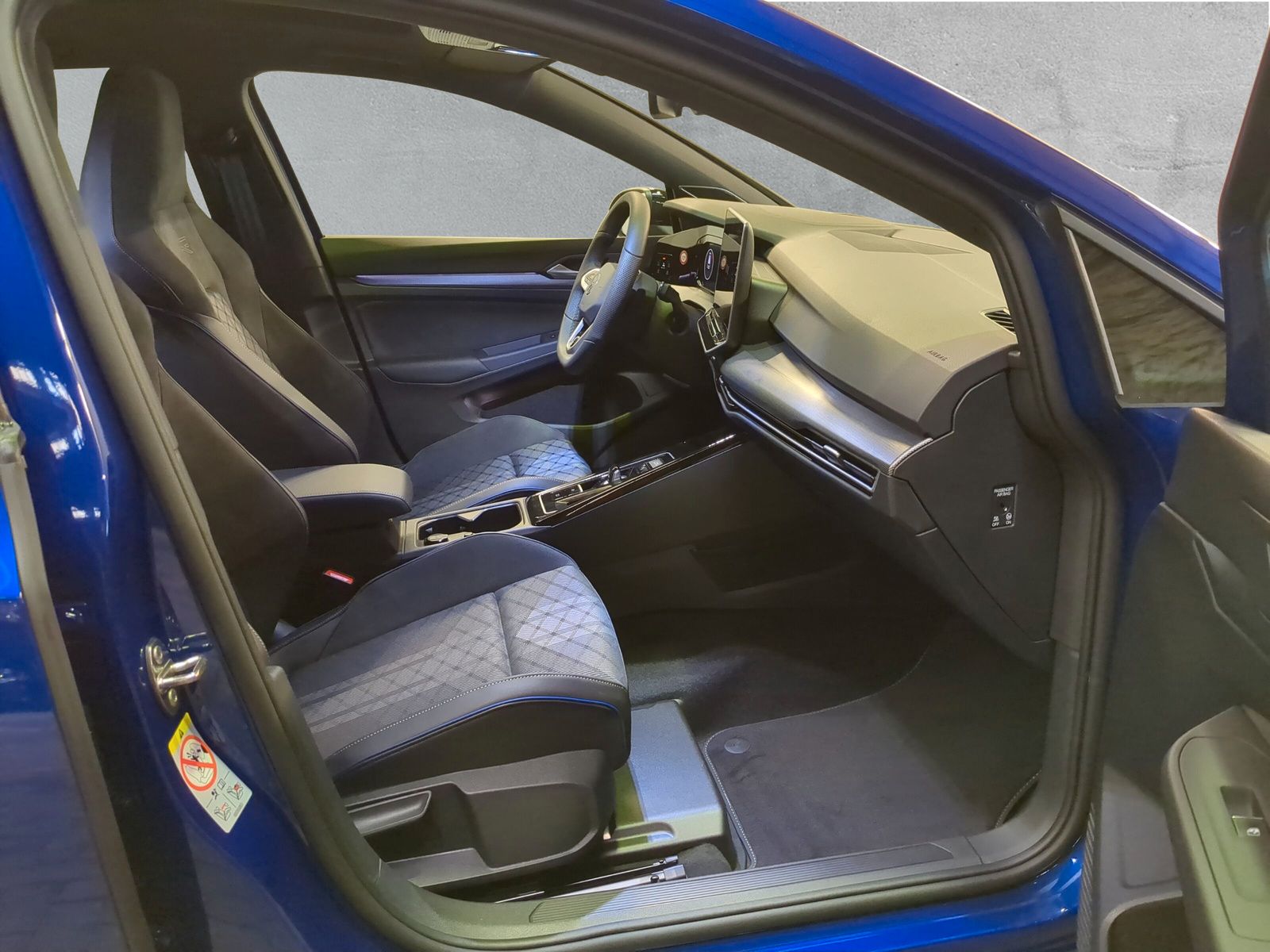 Fahrzeugabbildung Volkswagen Golf R-Line 1,5 eTSI 110kW 7-Gang DSG AHK