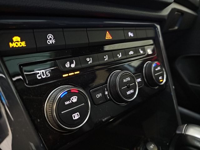 Fahrzeugabbildung Volkswagen T-Roc 1.5 TSI DSG Sport PANO NAVI RFK ASSISTENZ-