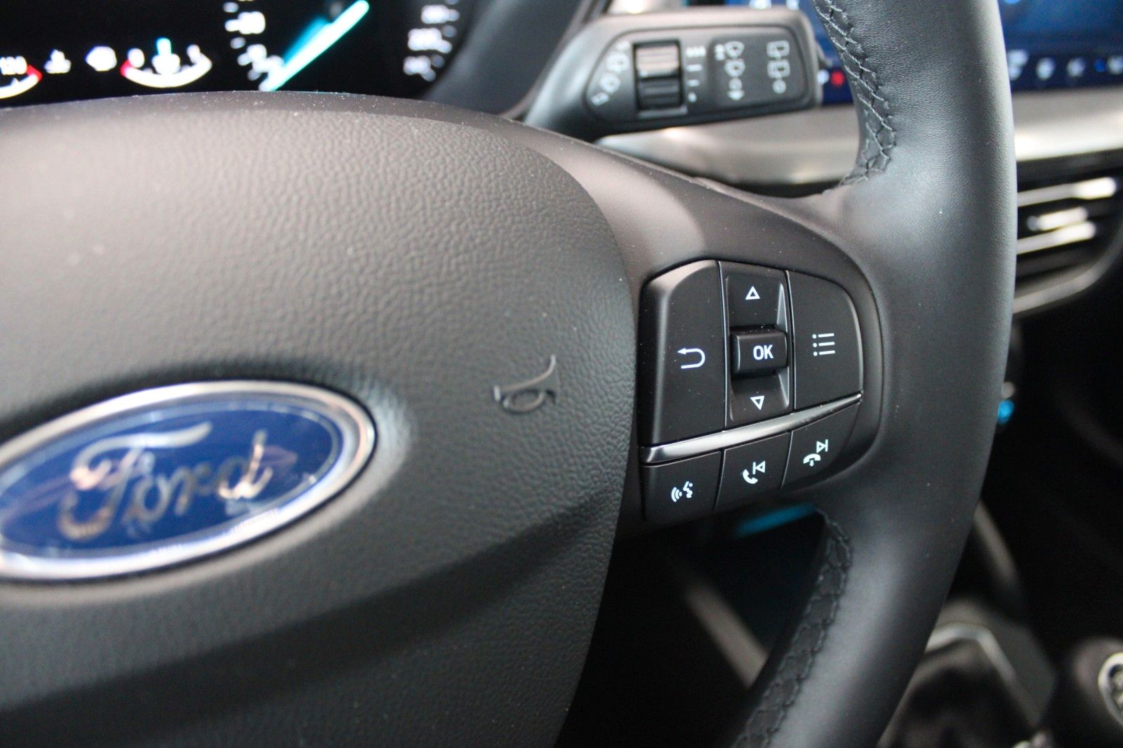 Fahrzeugabbildung Ford Focus MHEV Titanium Turnier LED NAVI WinterPaket