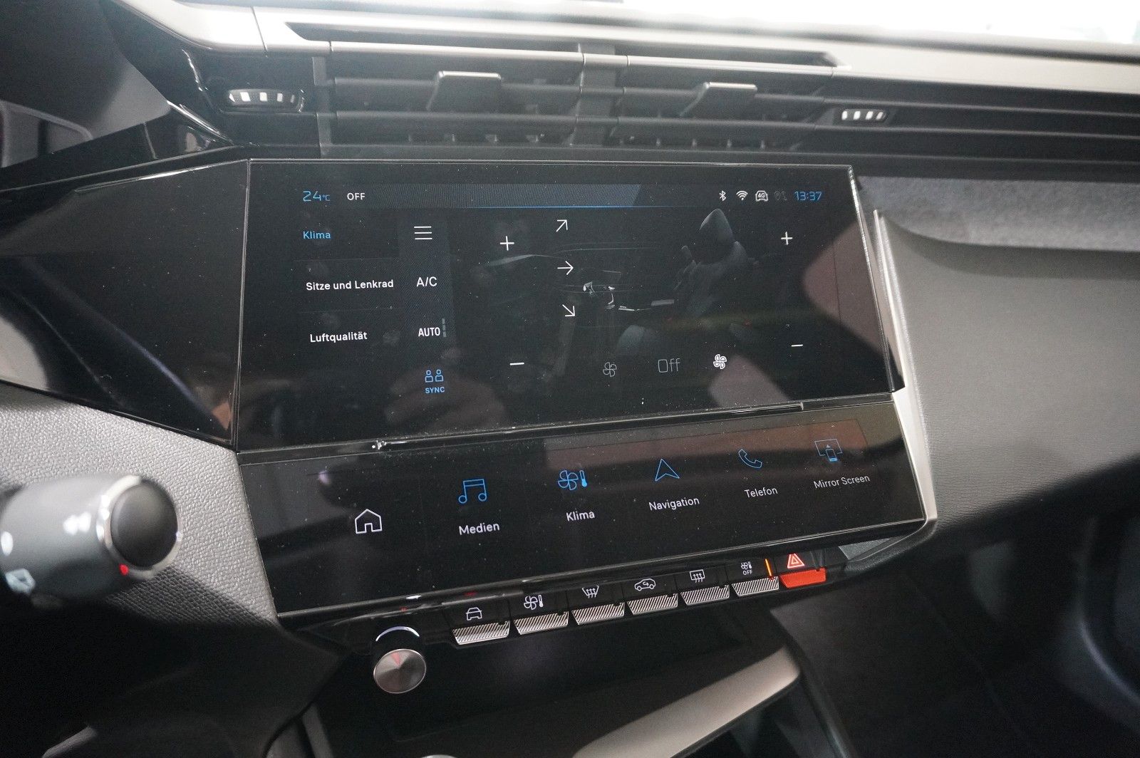 Fahrzeugabbildung Peugeot 308 SW 1.2 HYBRID ALLURE DSC NAVI/LED/KAMERA/DAB