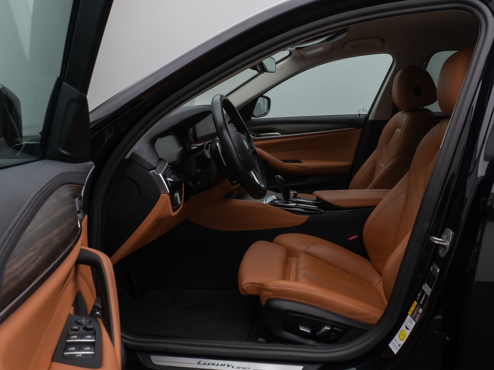 Fahrzeugabbildung BMW 530e xD LuxuryLine 360°HUD DAB AHK Komfort Sport