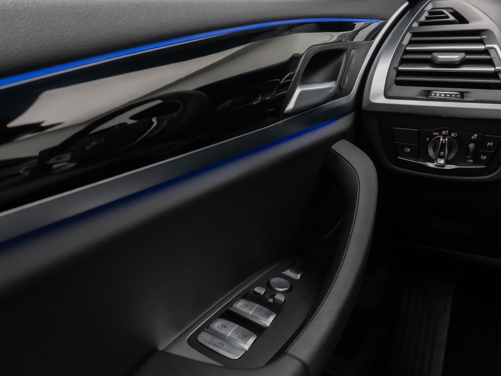 Fahrzeugabbildung BMW X3 xD20d Panor Kamera DAB HiFi Komfort Sport 19"