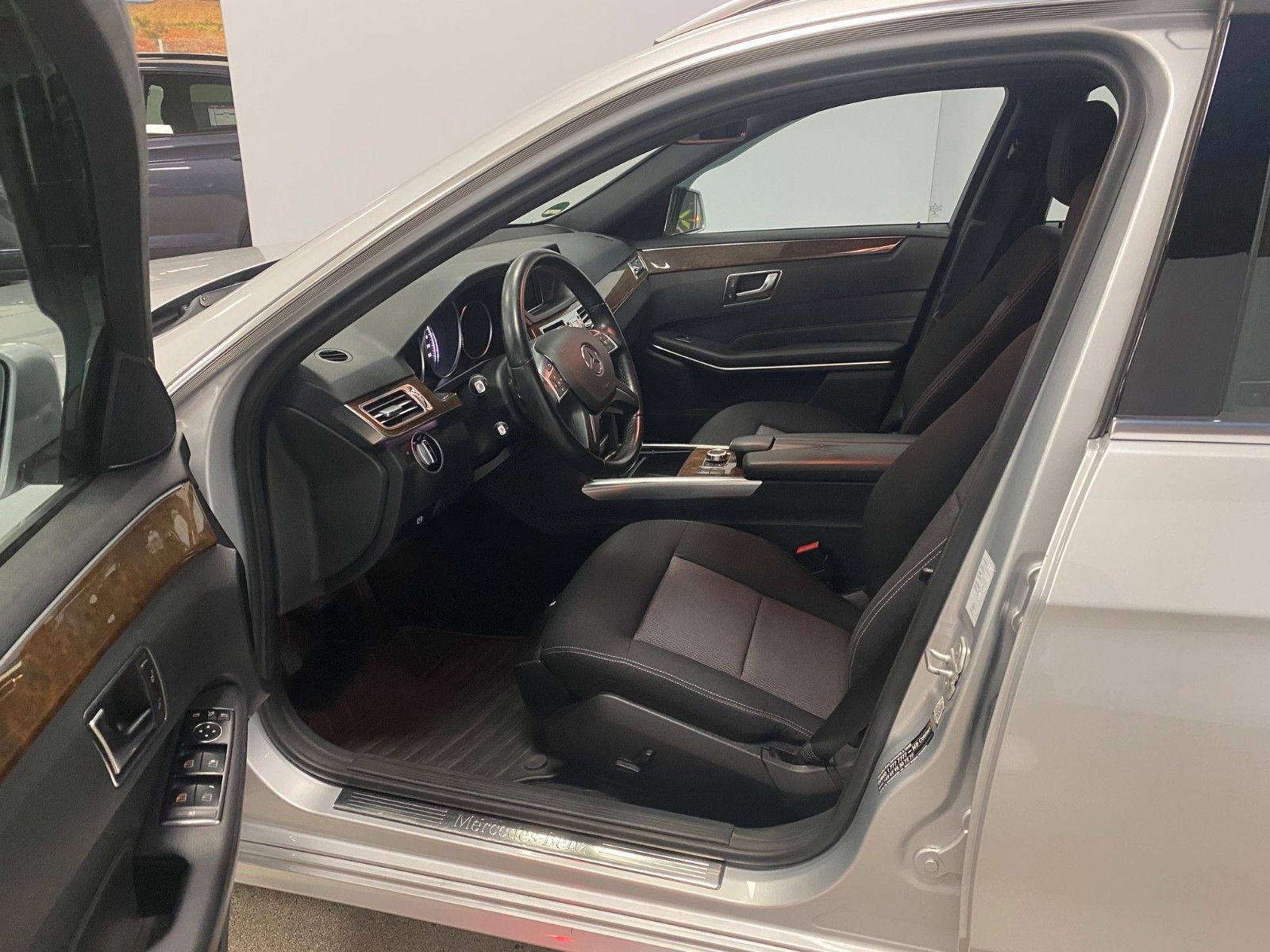 Fahrzeugabbildung Mercedes-Benz E 200 T ELEGANCE+NAVI+LED Scheinwerfer+Distronic