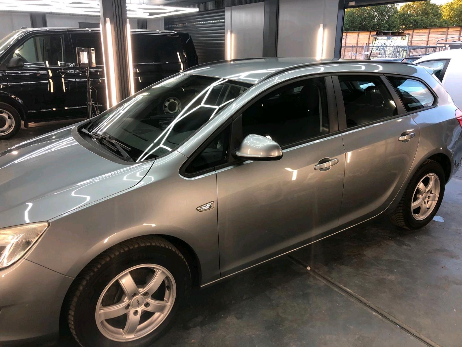 Opel Astra 2011 — interior