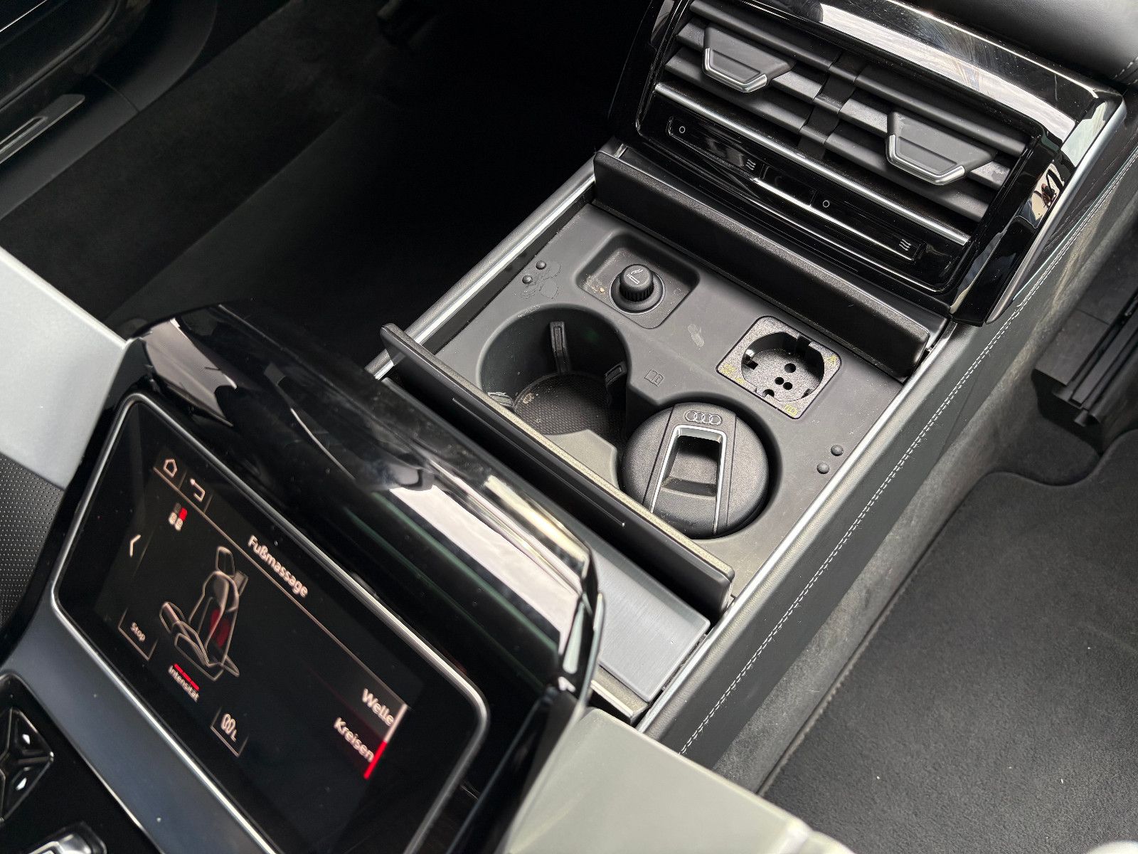 Fahrzeugabbildung Audi A8 60 TFSI e L quattro/Chauffeur-Paket/Fond-TV/