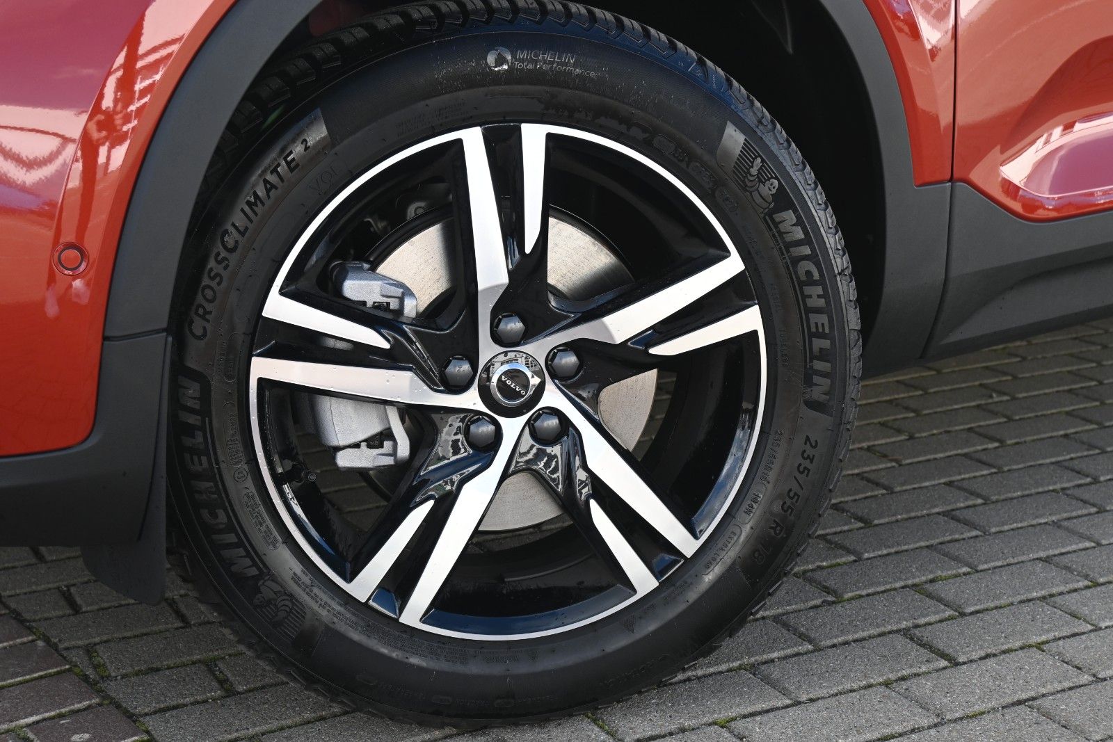 Fahrzeugabbildung Volvo XC40 B3 DKG Plus Dark*Pixel*FSHZG*360°*ACC*AHK