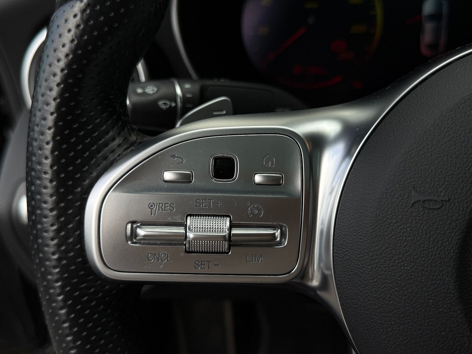 Fahrzeugabbildung Mercedes-Benz C 220d Coupe AMG Burmester Pano Night-Paket 360°