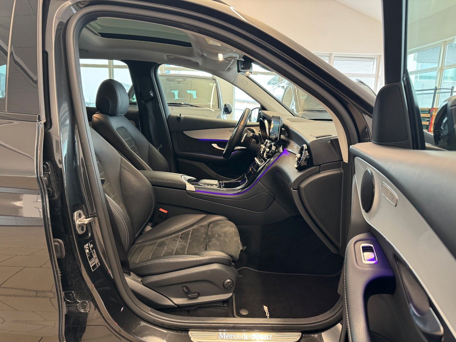 Fahrzeugabbildung Mercedes-Benz GLC 220d 4M+AMG+Pano+Distr+Night+RKamera