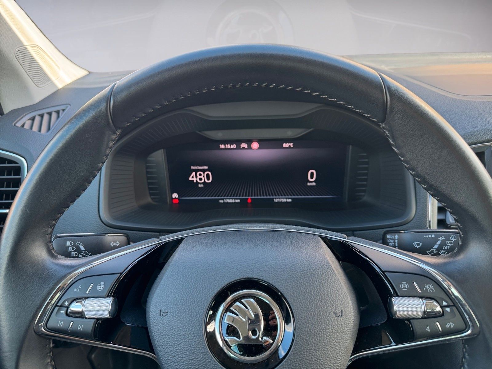Fahrzeugabbildung SKODA Karoq 2.0l TDI AMBITION
