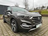 Hyundai Tucson blue Premium 2WD/Pano/Kamr/Navi/Leder - Hyundai Behindertengerecht