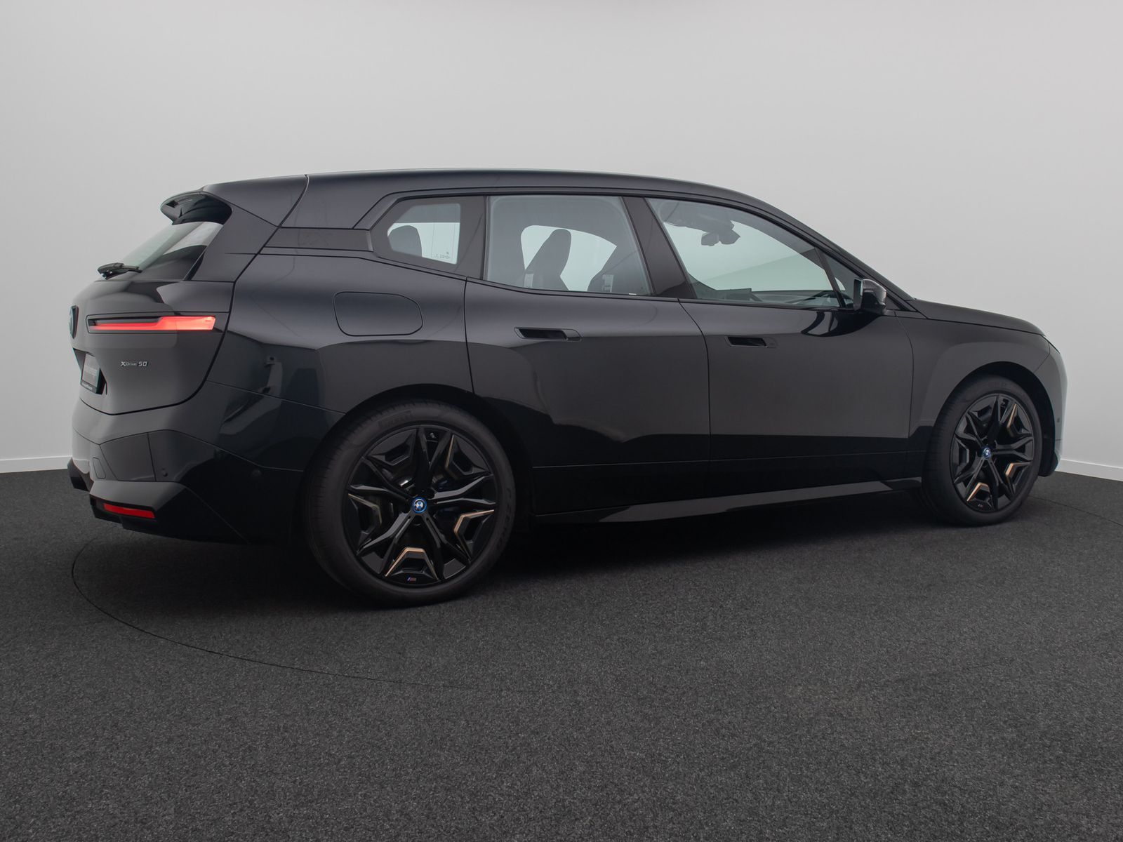 Fahrzeugabbildung BMW iX xD50 Sport Panoram 360&deg;DAB H/K AHK SoftCL 22"