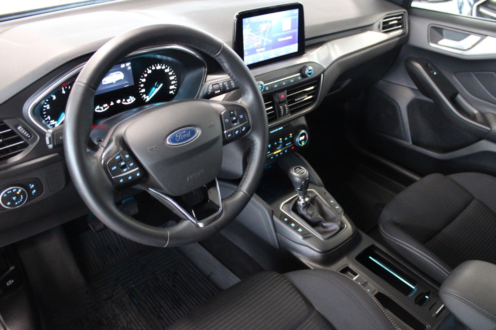 Fahrzeugabbildung Ford Focus Titanium Turnier LED NAVI CAM WinterPaket