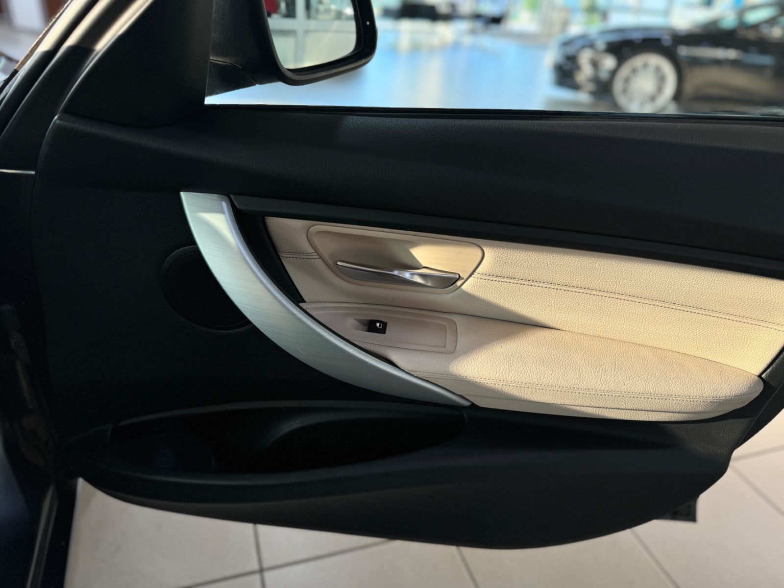 Fahrzeugabbildung BMW 320d Modern Line Panorama Kamera HUD Komfort