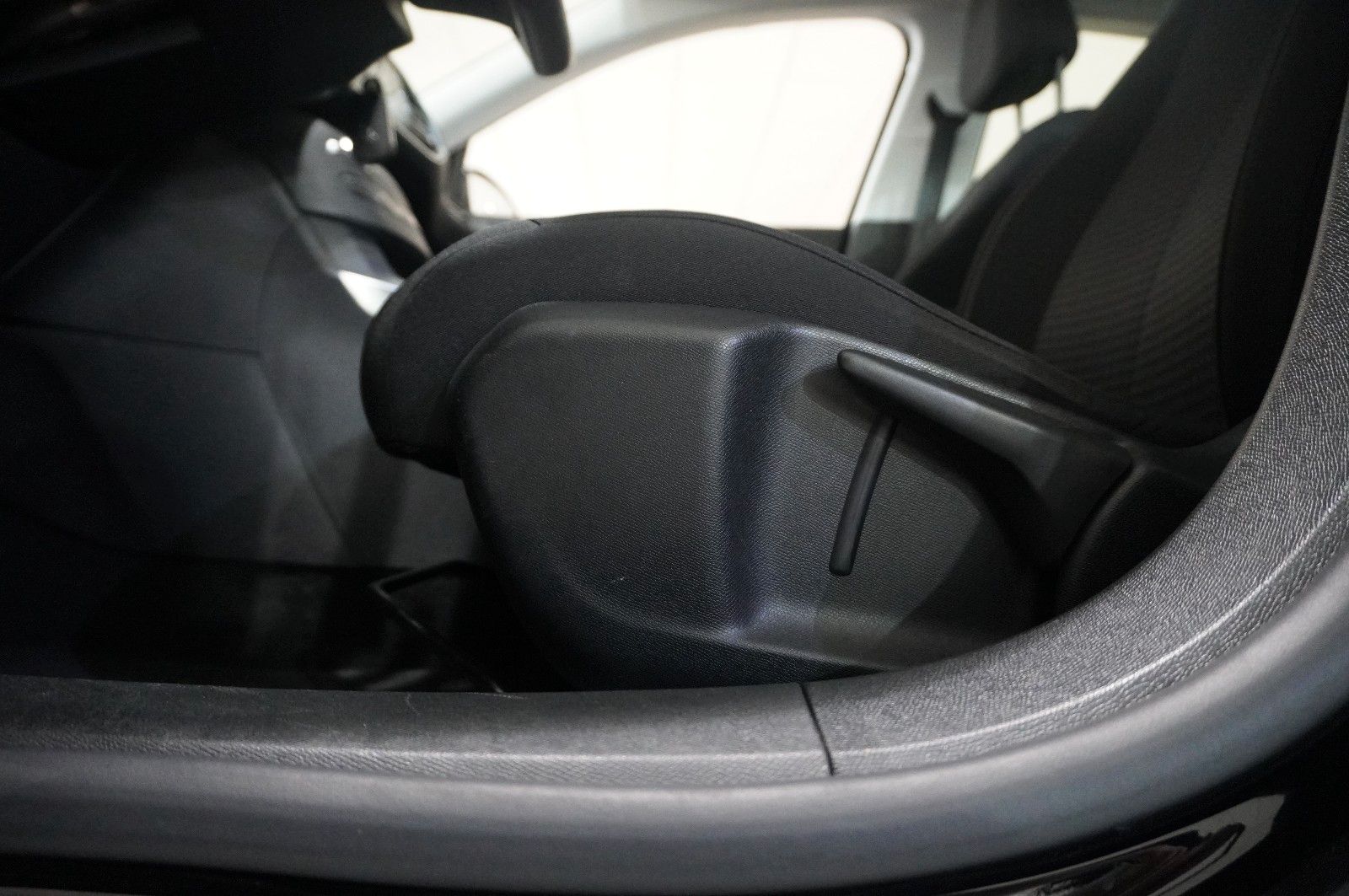 Fahrzeugabbildung Peugeot 308 LIM. 1.2T ACTIVE PACK NAVI/LED/TEMP./DAB+