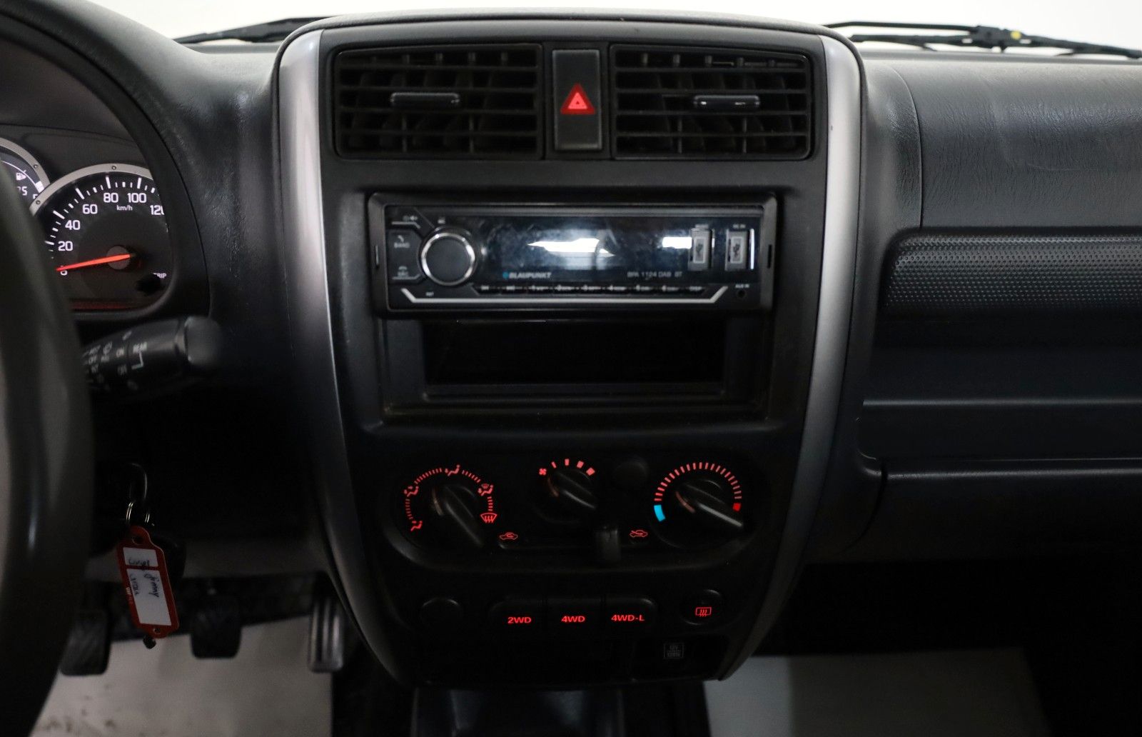 Fahrzeugabbildung Suzuki Jimny Club Modellpflege, 8 fach bereift,AHK