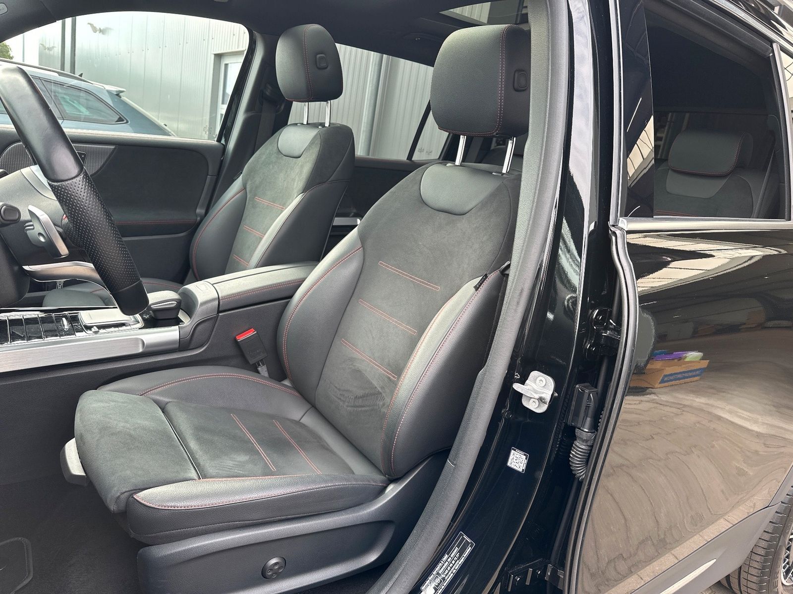 Fahrzeugabbildung Mercedes-Benz EQB 250+ AMG Line NAV+LED+PANORAMA+ACC+360GRAD
