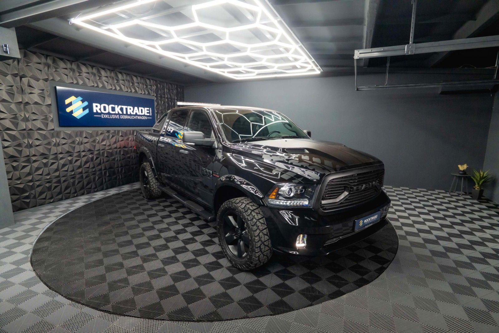 Fahrzeugabbildung Dodge RAM 5.7 V8 HEMI 4x4 OFFROAD Night-Paket *LED*
