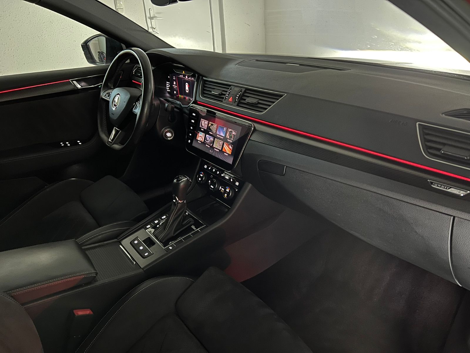 Fahrzeugabbildung SKODA Superb Combi SPORTLINE/LED/STHZ/AHK/ACC/VRTL