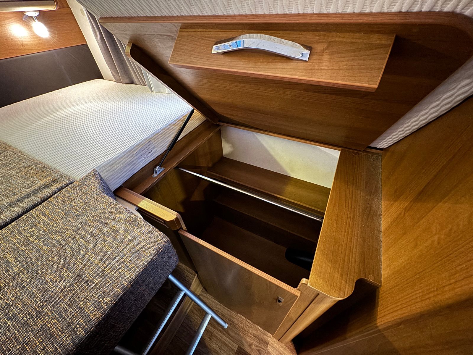 Fahrzeugabbildung Knaus VAN 650 I MEG AUTOMATIK LÄNGSBETT HUBBETT 1.HAND