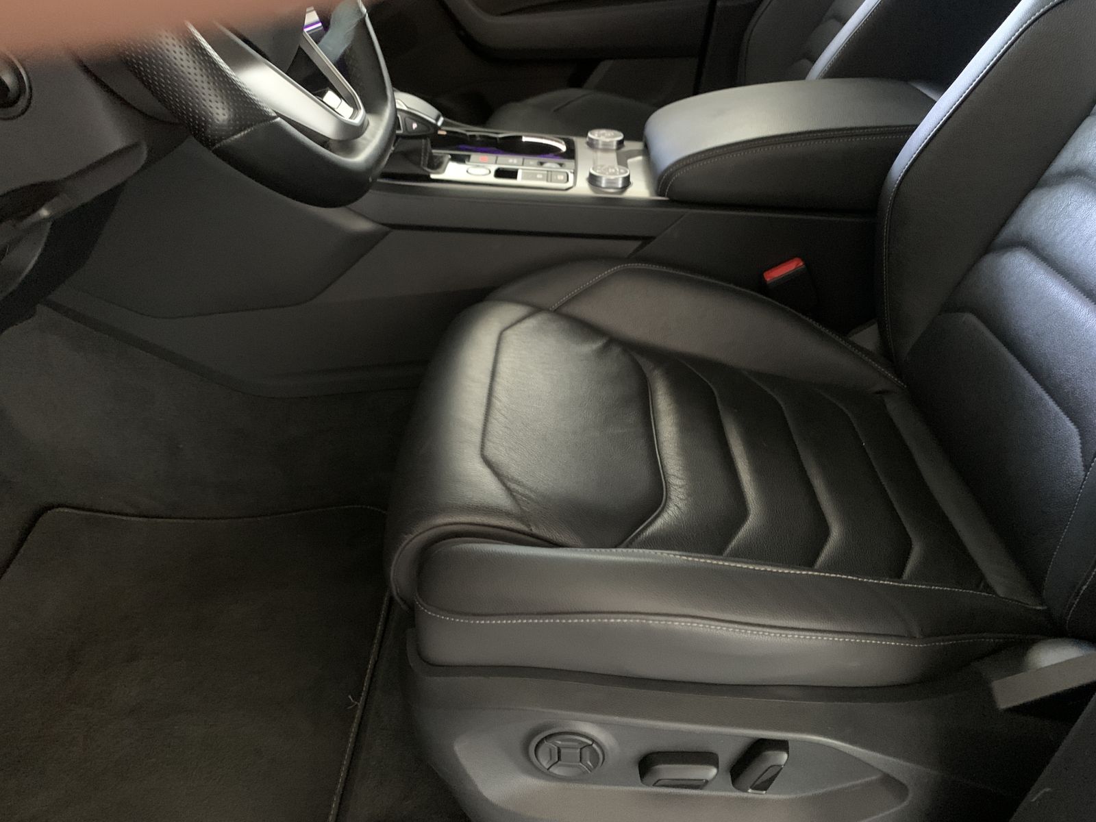 Fahrzeugabbildung Volkswagen Touareg R-Line*4Motion*Leder*AHK*STHZ*Cam*