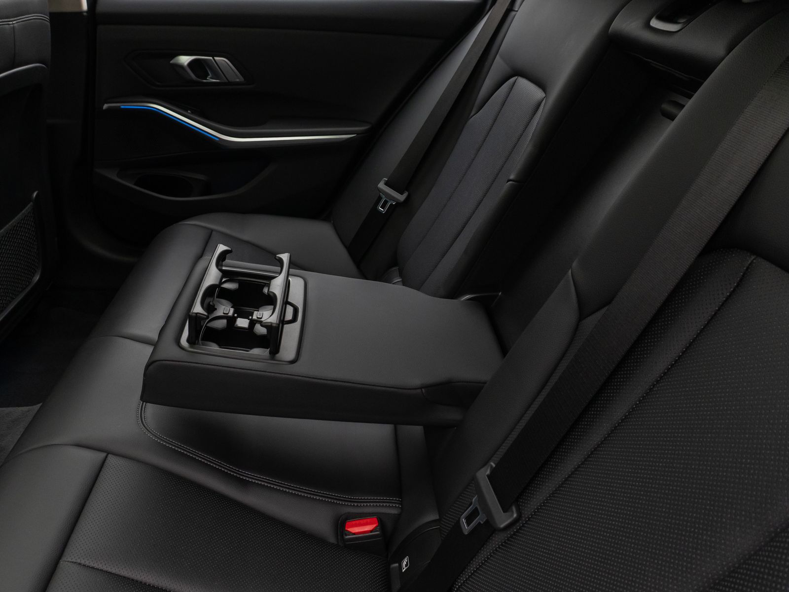Fahrzeugabbildung BMW 320e Luxury Line Panorama Kamera DAB AHK Alarm