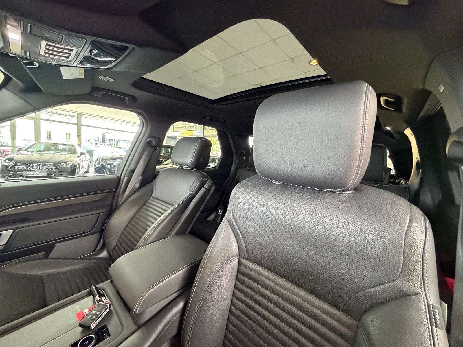 Fahrzeugabbildung Land Rover Discovery 5 R-Dynamic SE AWD/7-SITZER/360''KAM