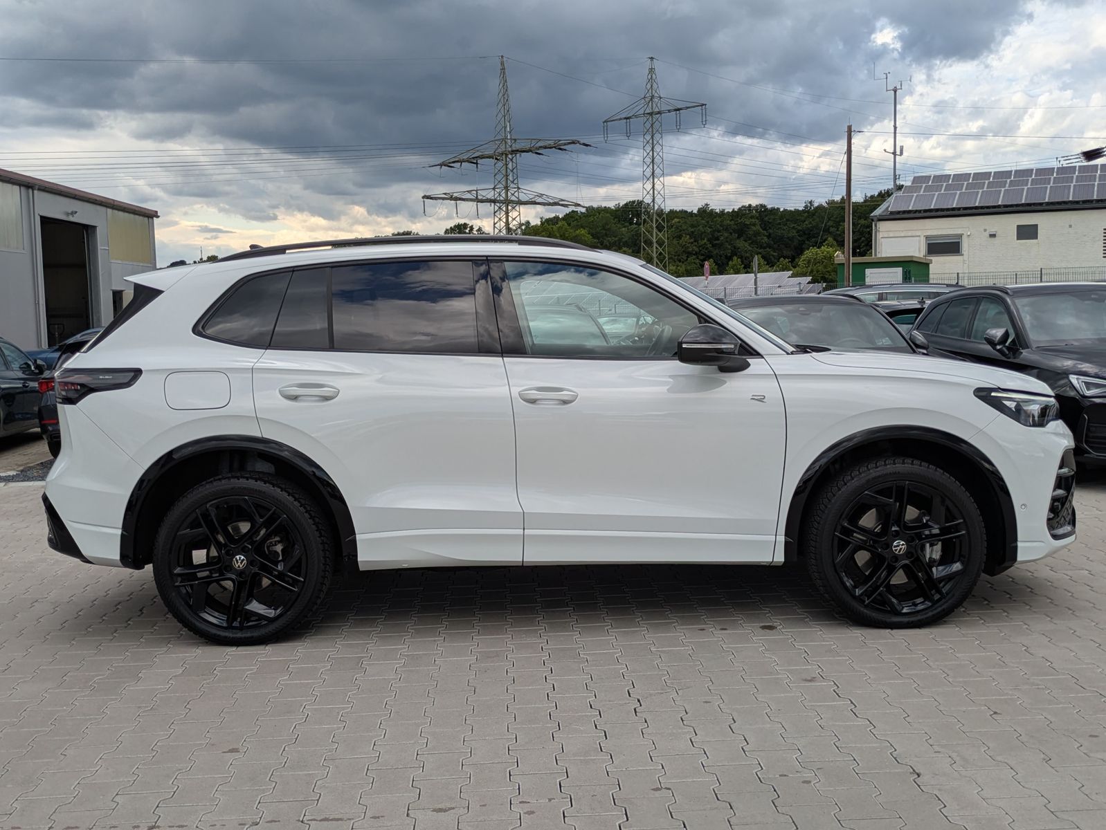 Fahrzeugabbildung Volkswagen Tiguan 2.0 TDI 4M R-Line PANO*H&K*AHK*MATRIX*20"
