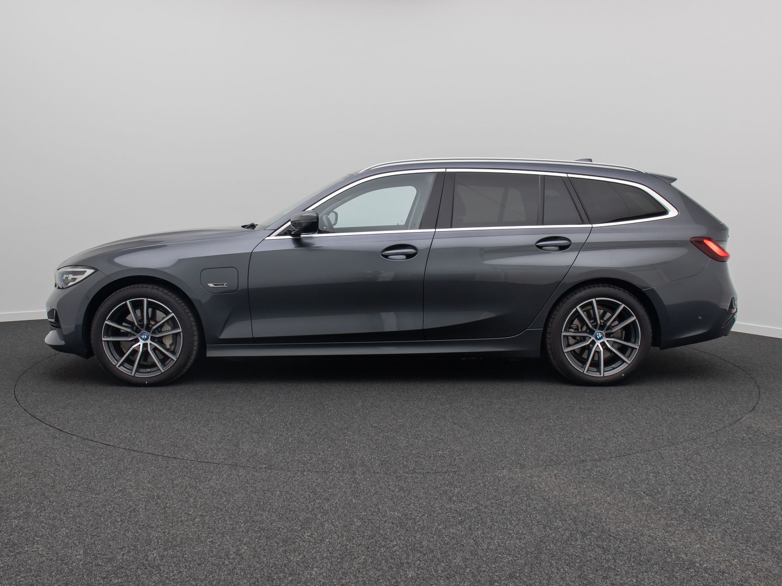 Fahrzeugabbildung BMW 330e xD Sport Line DAB Kamera AHK Alarm 18Zoll