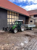 Deutz-Fahr 3050 mit Anhänger und viel Zubehör