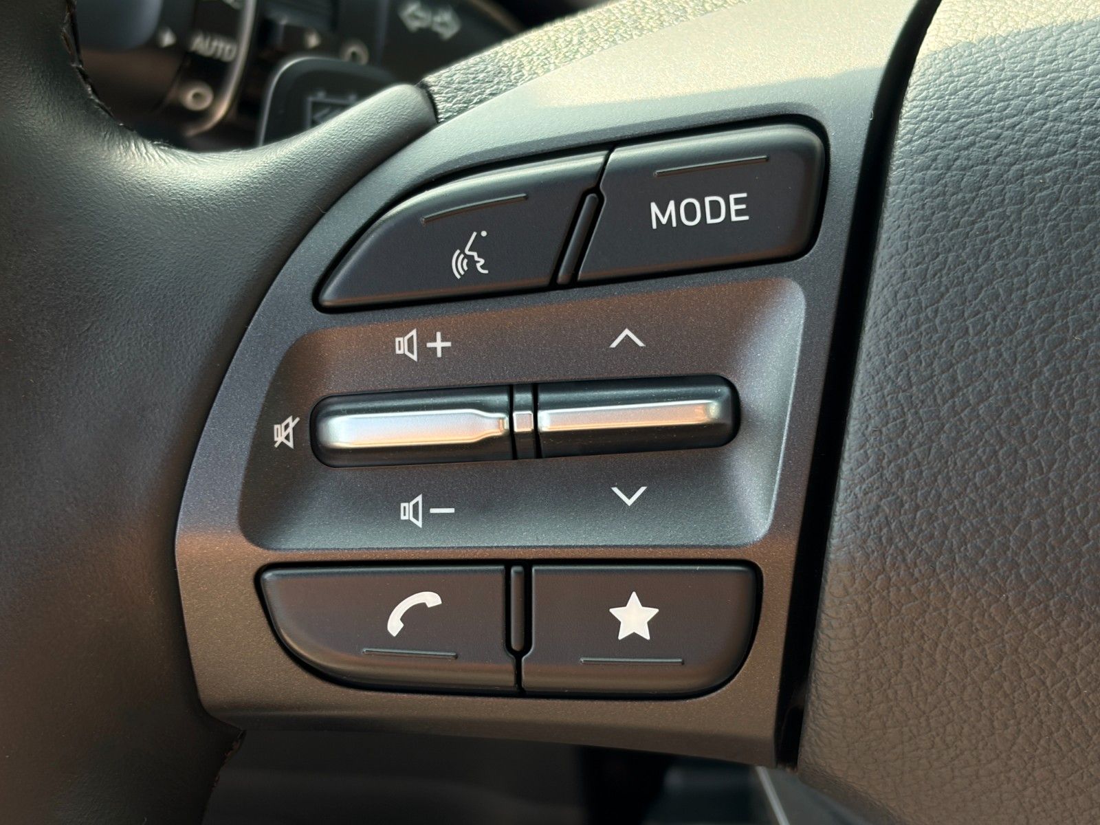 Fahrzeugabbildung Hyundai KONA E Basis 2WD LKAS CAM CarPlay DAB+ 17" 305km