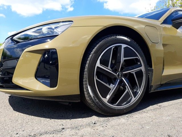 Fahrzeugabbildung Audi e-tron GT quattro PANO HeadUp StdHz Kamera ACC