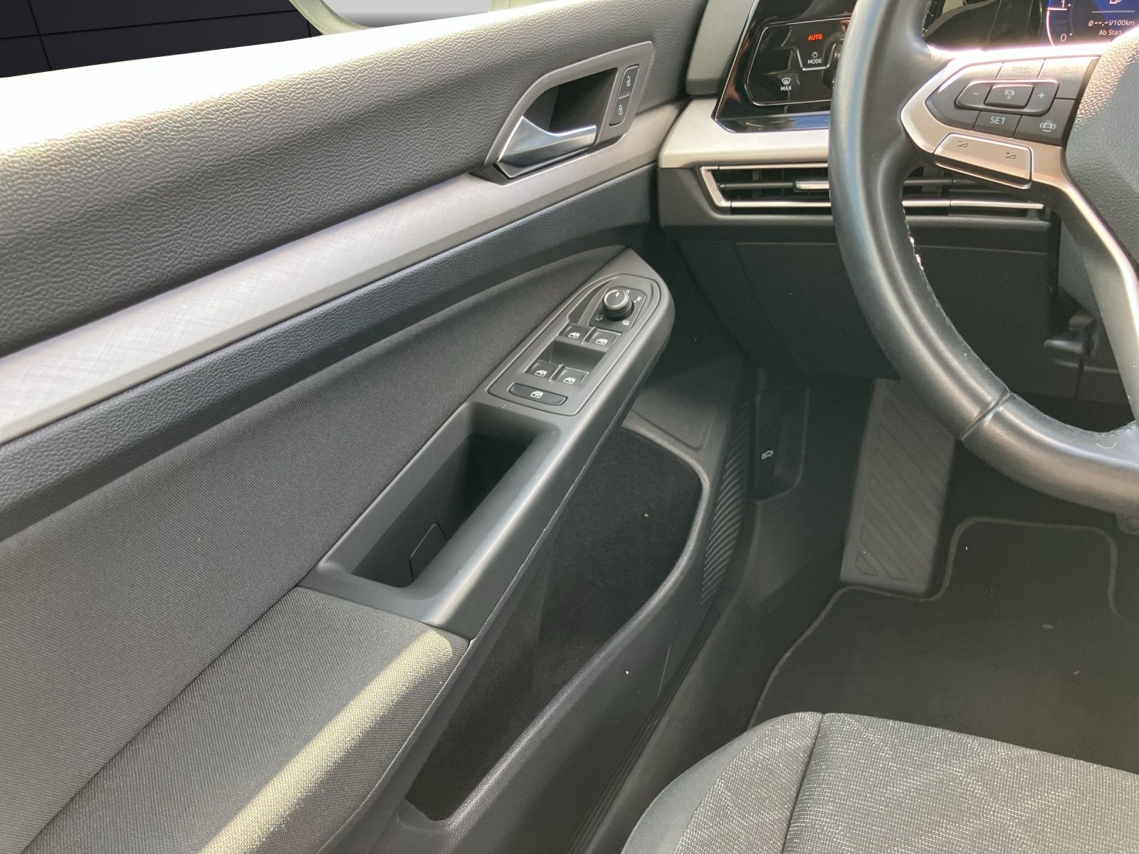 Fahrzeugabbildung Volkswagen Golf VIII Variant TDI Life DSG LED Navi ACC AHK