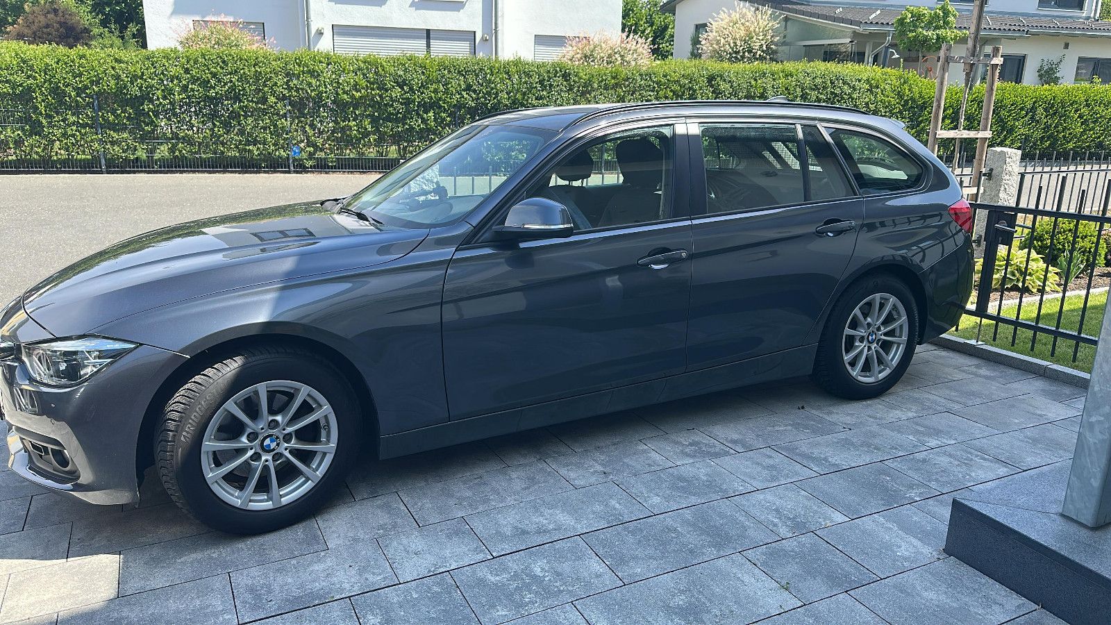 Fahrzeugabbildung BMW 320 i  Touring/ unfallfrei