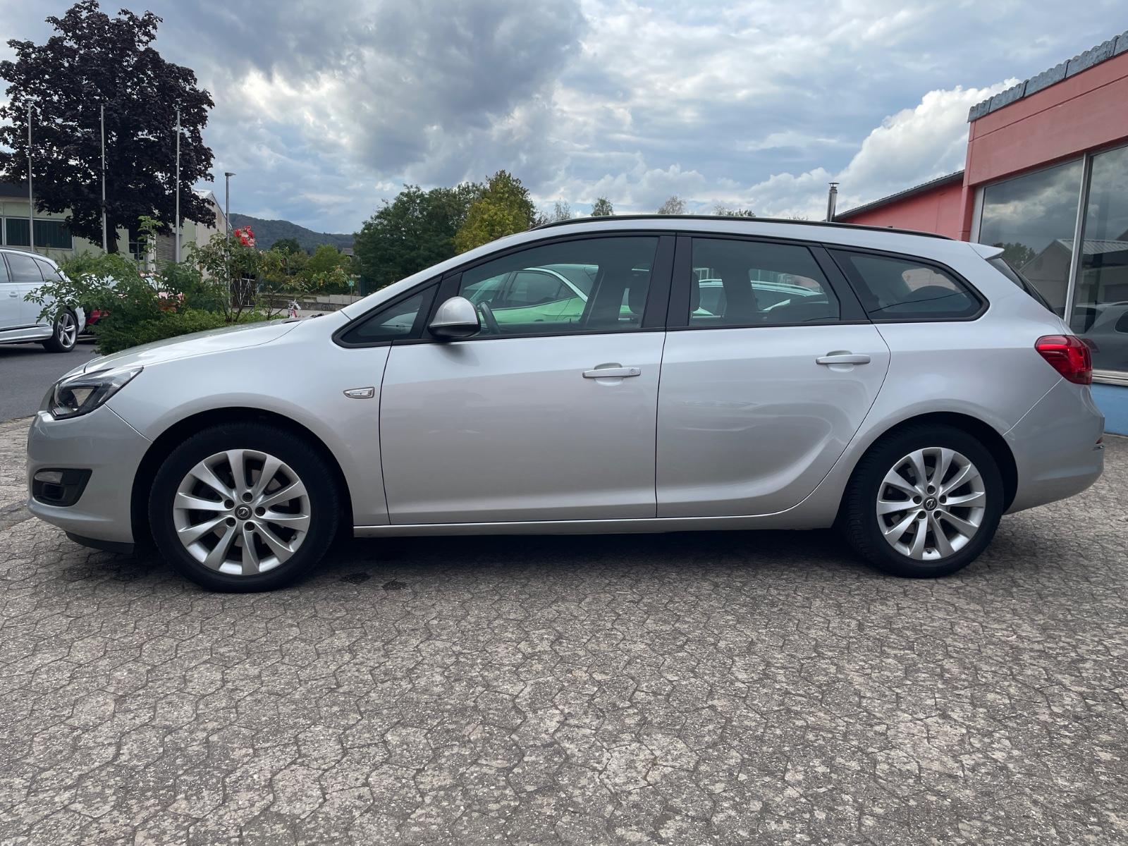 Opel Astra 2015 — rear view