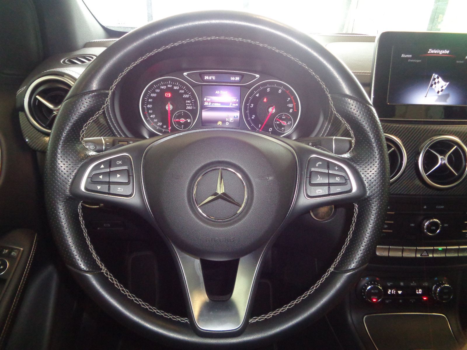 Fahrzeugabbildung Mercedes-Benz B 200 / NAVI / PDC / LED / LEDER /