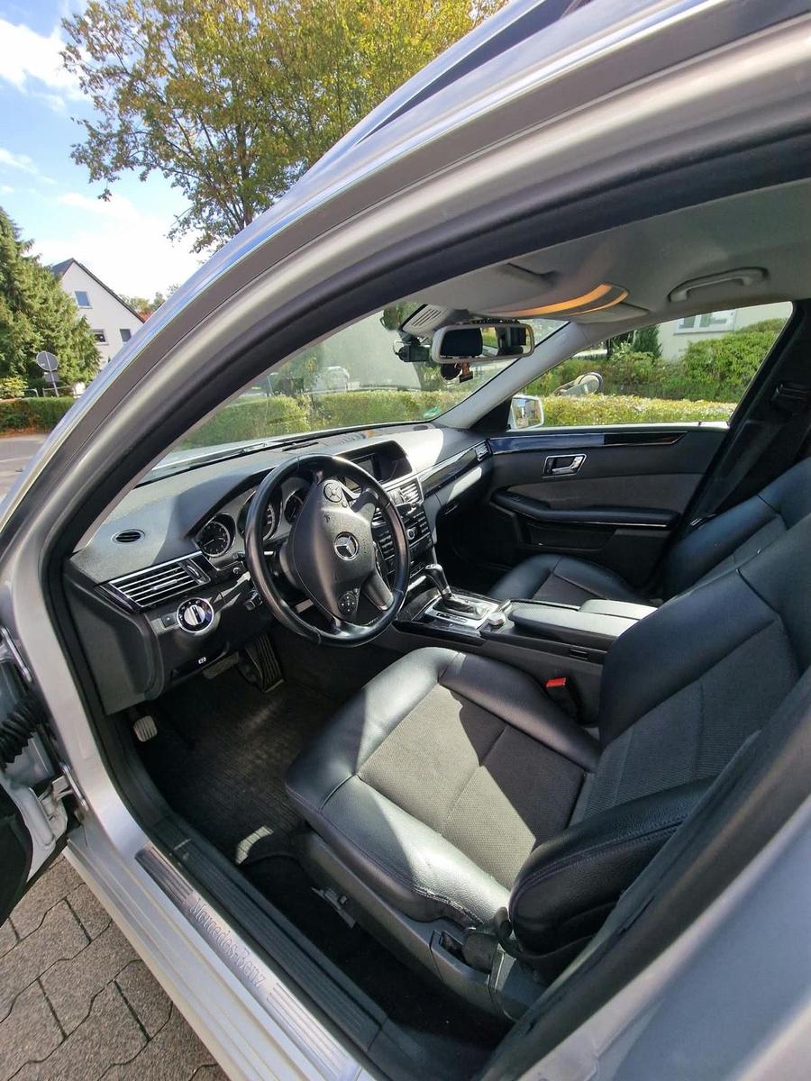 Mercedes-Benz E220 2011 — photo 14