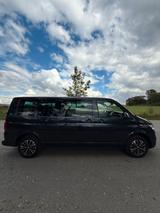 Volkswagen T6 Caravelle - blaue Volkswagen T6 Caravelle
