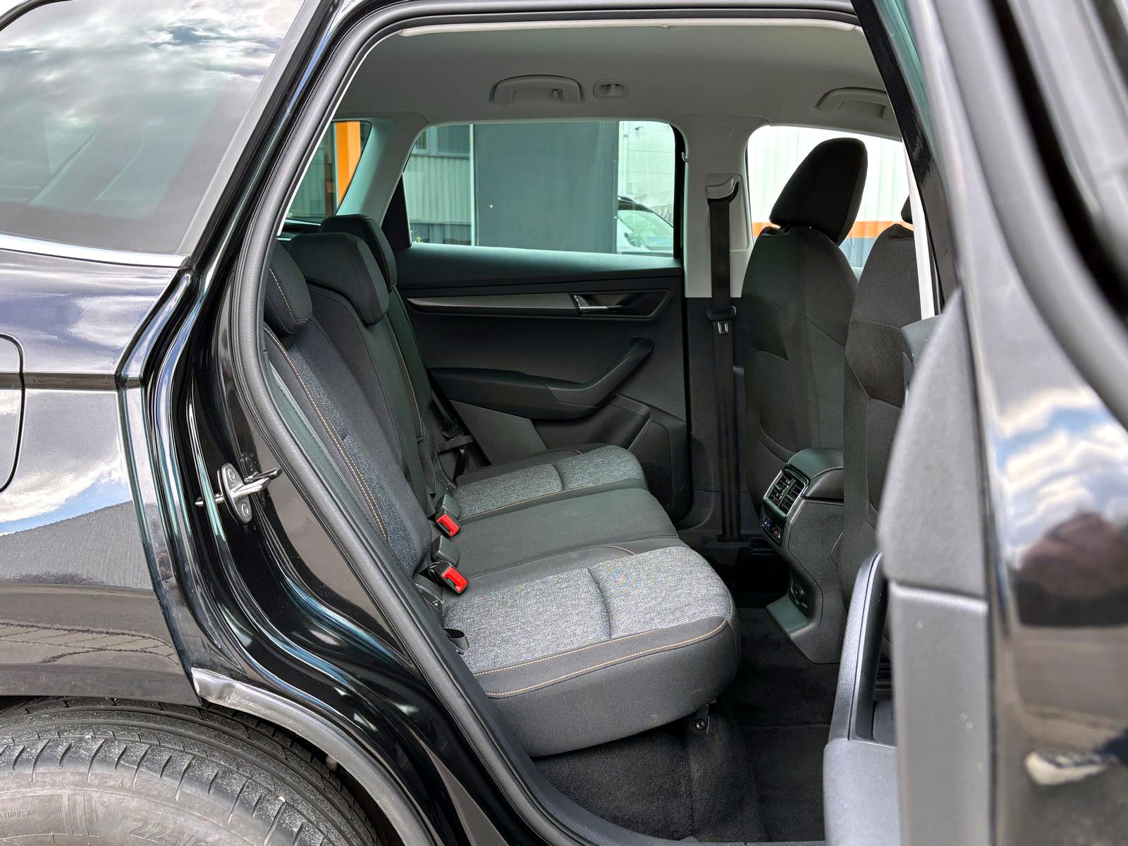 Fahrzeugabbildung SKODA Karoq 2.0TDI DSG 4x4 CLEVER LED ACC KAM AHK SHZ
