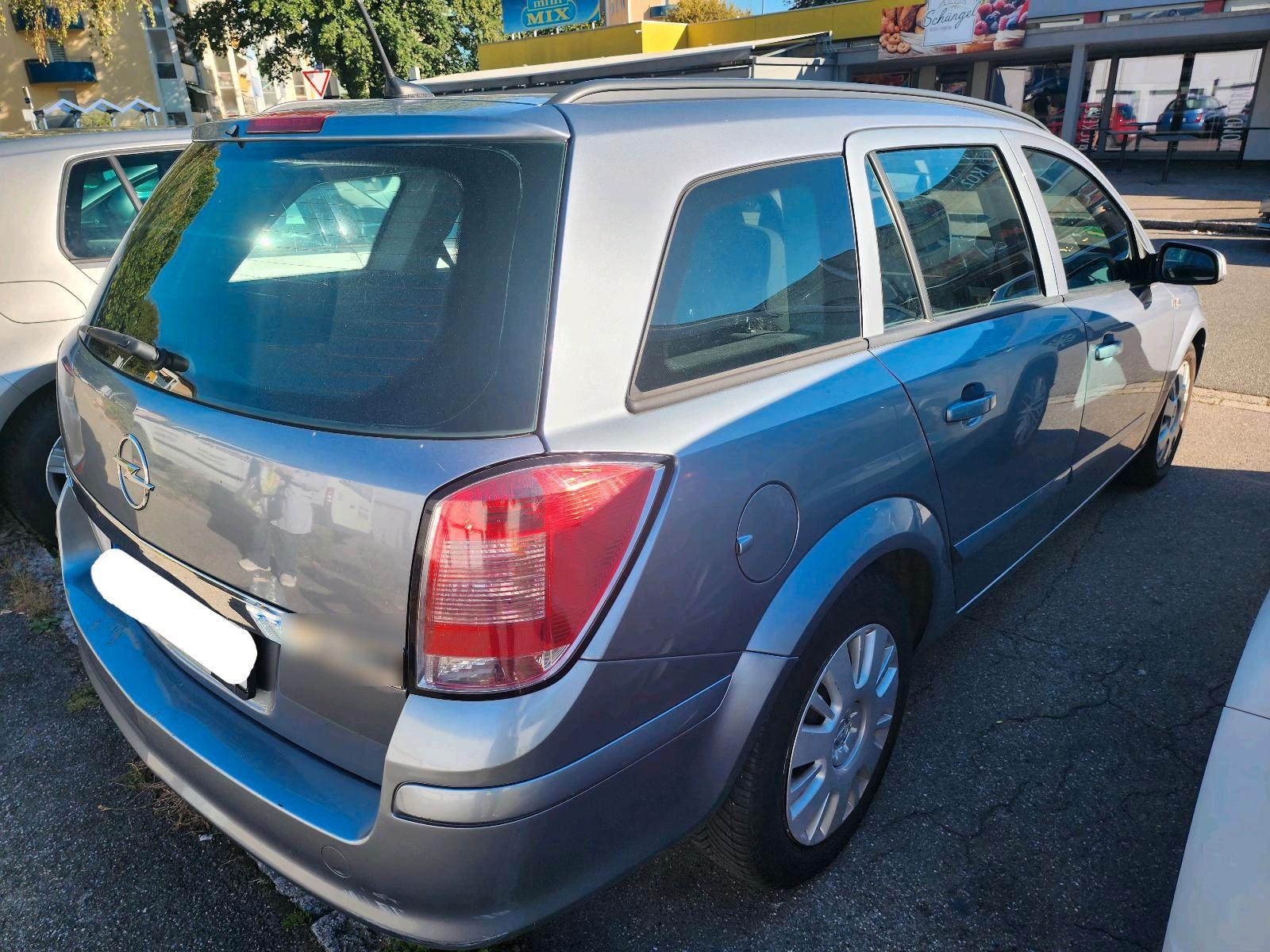 Opel Astra 2007 — салон