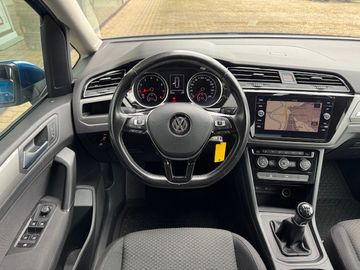 Bild 7 VW Touran Comfortline 1.4 TSI AHK Navi Rear View