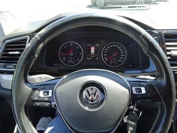 Fotografie des VW T6 Multivan 2.0 TDI Generation Six AHK 2.500kg