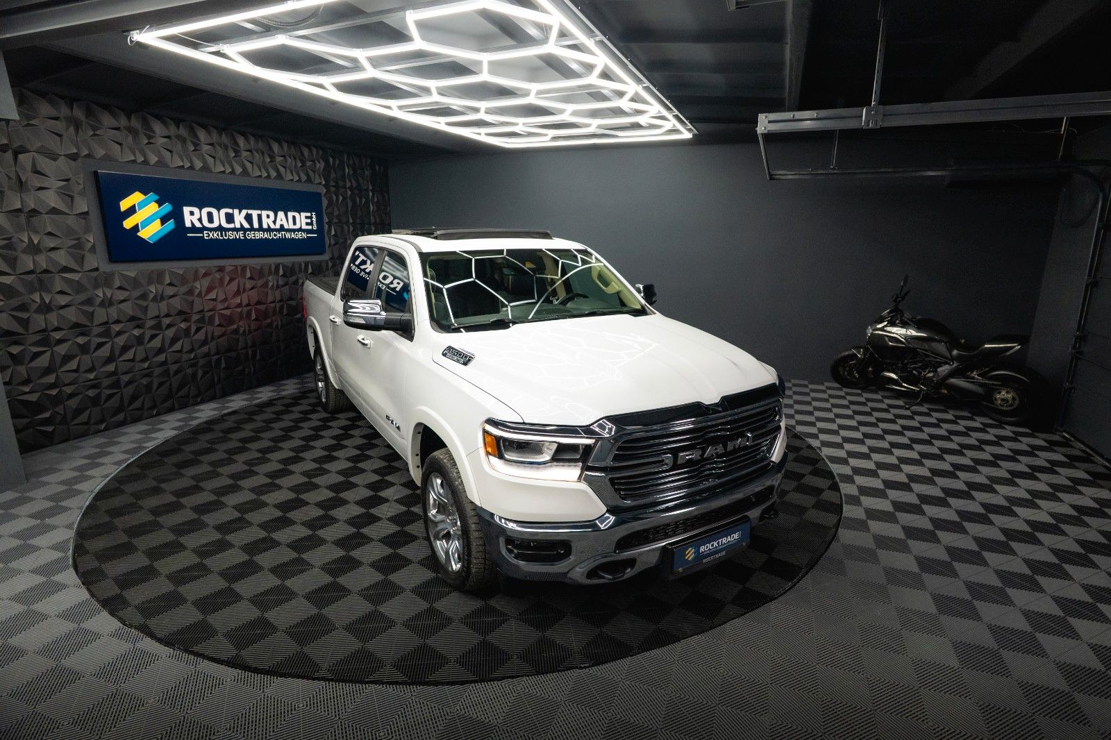 Fahrzeugabbildung Dodge RAM 5.7 V8 HEMI 4x4 LARAMIE LPG *Unfallfrei*Pano